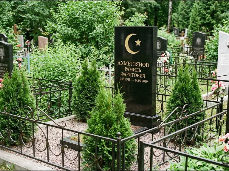 Памятник с гравировкой полумесяца — золочёная гравировка полумесяца со звездой в верхней части с, работа «Ахметзянов» в Челябинске