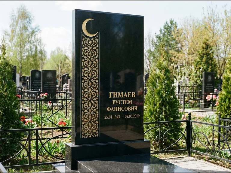 Памятник с гравировкой полумесяца — золочёный полумесяц и колонна растительного орнамента-ислими, работа «Гимаев» в Челябинске