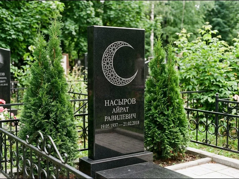 Памятник с гравировкой полумесяца — гравировка полумесяца в геометрическом орнаменте-гирихе, работа «Насыров» в Челябинске