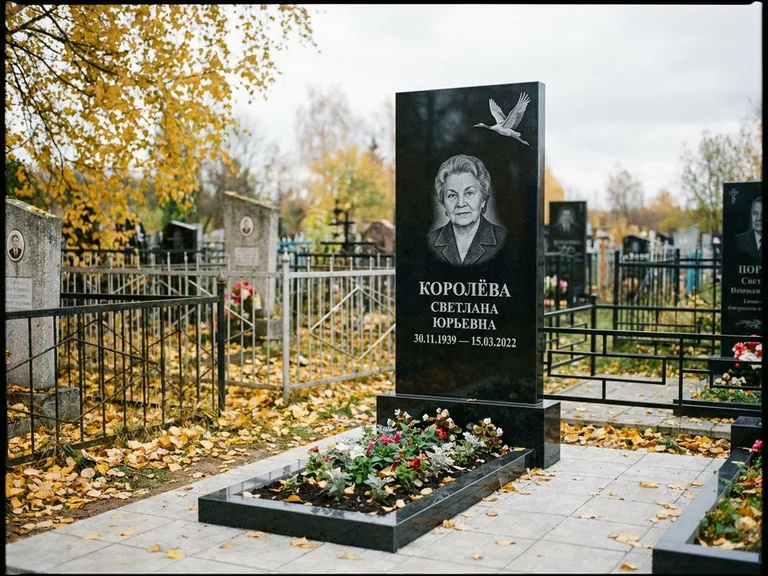 Памятник с гравировкой журавлей — белая гравировка клина журавлей, уходящего в верхний угол ст, работа «Королёва» в Челябинске