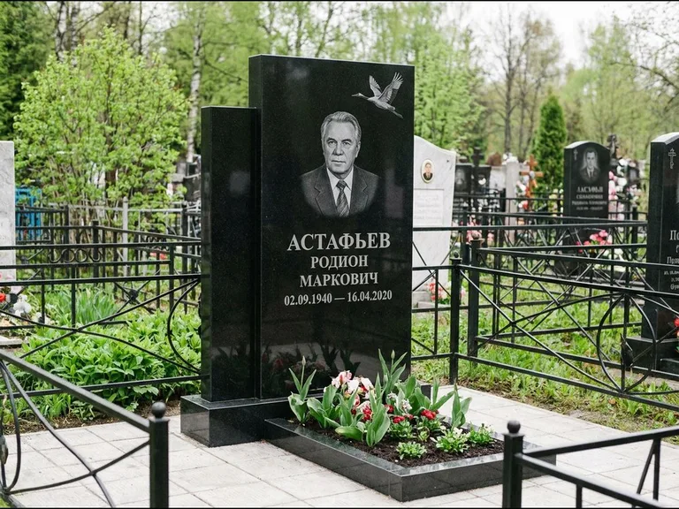 Памятник с гравировкой журавлей — гравировка одиночного летящего журавля над портретом, работа «Астафьев» в Челябинске