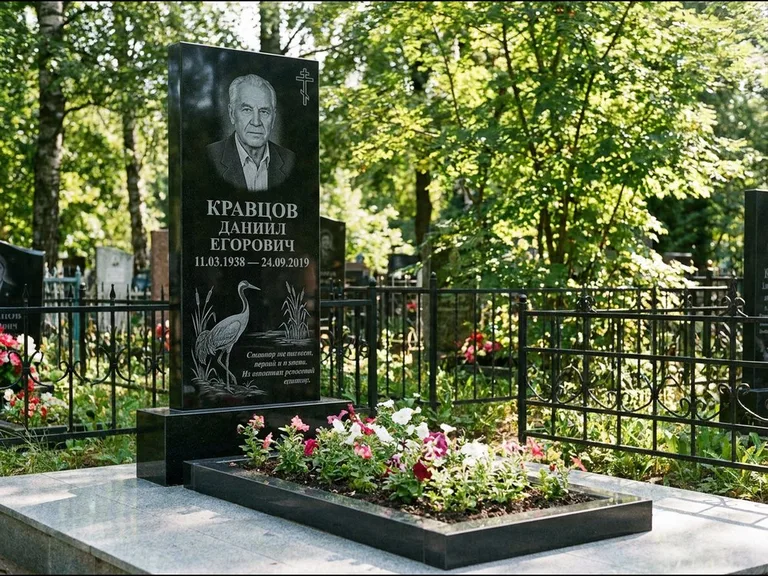 Памятник с гравировкой журавлей — гравировка журавля у камышей рядом с эпитафией, работа «Кравцов» в Челябинске