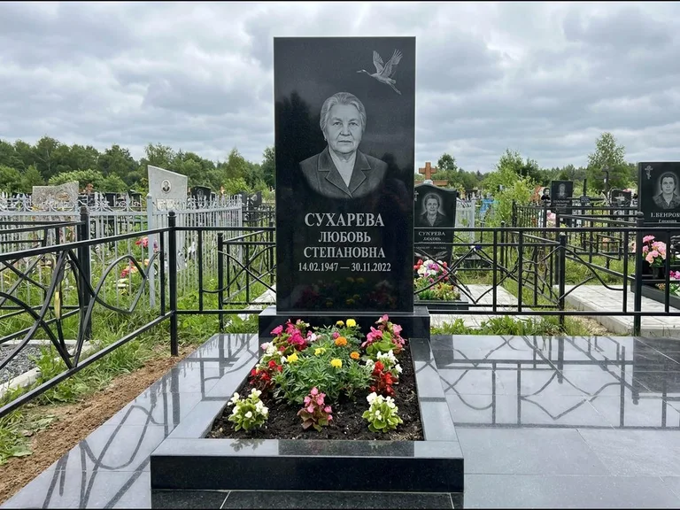 Памятник с гравировкой журавлей — гравировка одиночного летящего журавля над портретом, работа «Сухарева» в Челябинске