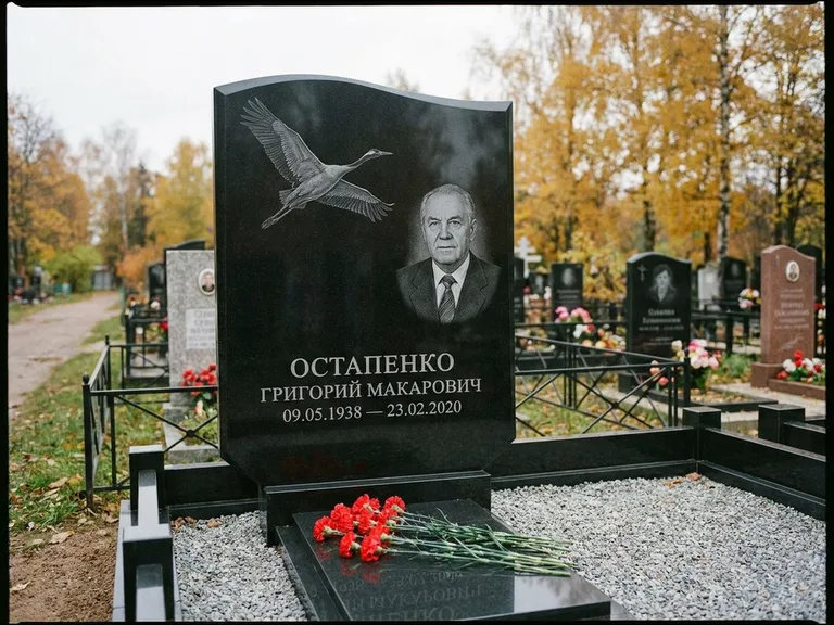 Памятник с гравировкой журавлей — гравировка журавлей, работа «Остапенко» в Челябинске