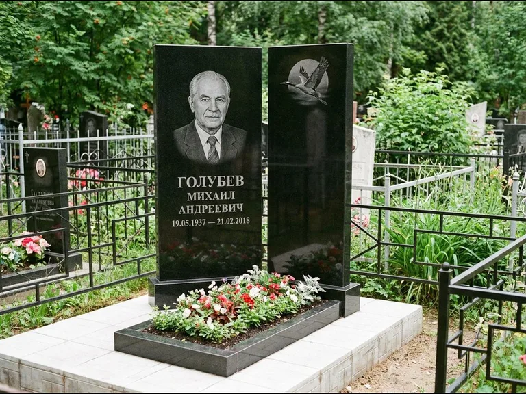 Памятник с гравировкой журавлей — гравировка клина журавлей на фоне солнечного диска, работа «Голубев» в Челябинске