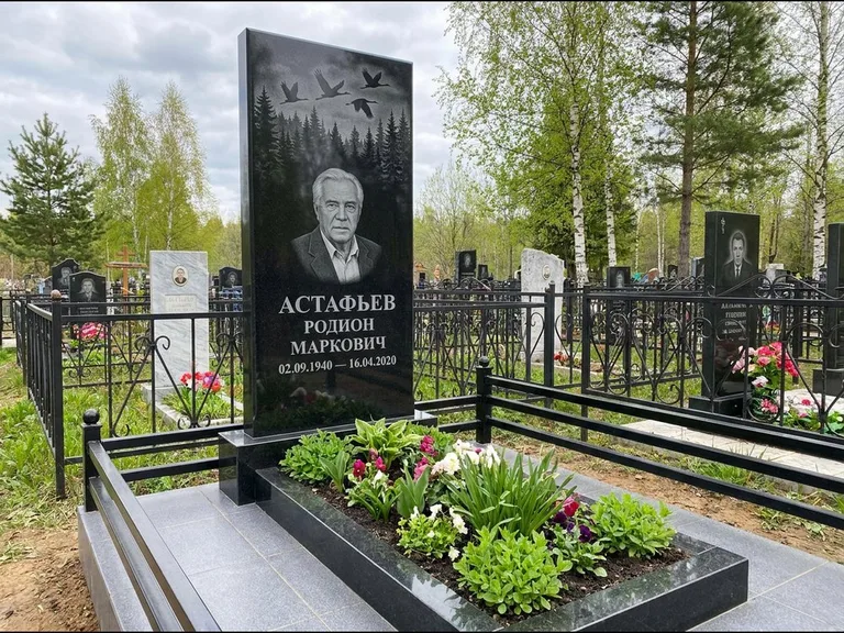 Памятник с гравировкой журавлей — гравировка силуэтов журавлей над еловым лесом, работа «Астафьев» в Челябинске