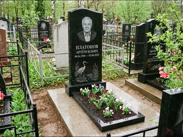 Памятник с гравировкой журавлей — гравировка журавля у камышей рядом с эпитафией, работа «Платонов» в Челябинске