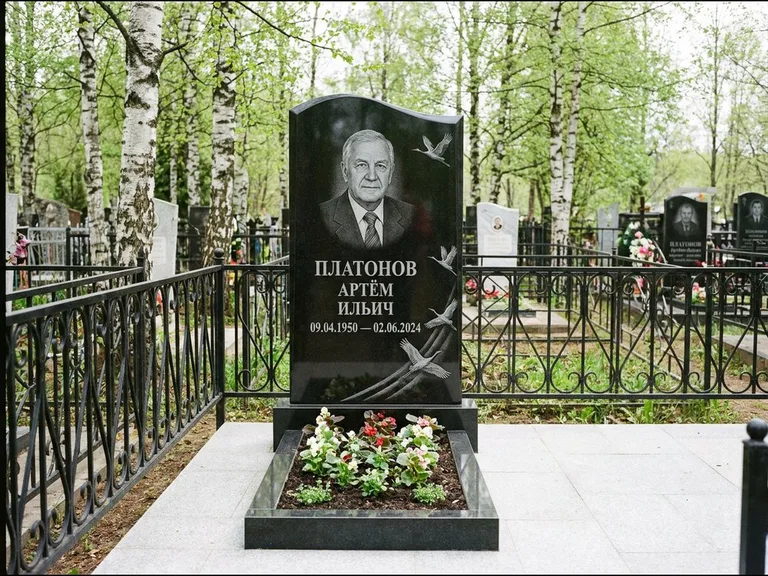 Памятник с гравировкой журавлей — гравировка трёх журавлей по диагонали через свободное поле с, работа «Платонов» в Челябинске