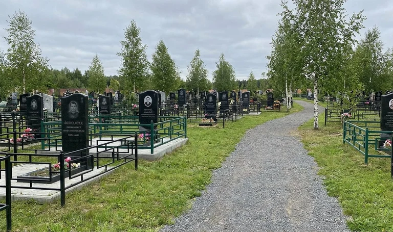Памятники на кладбище Берды в Оренбурге
