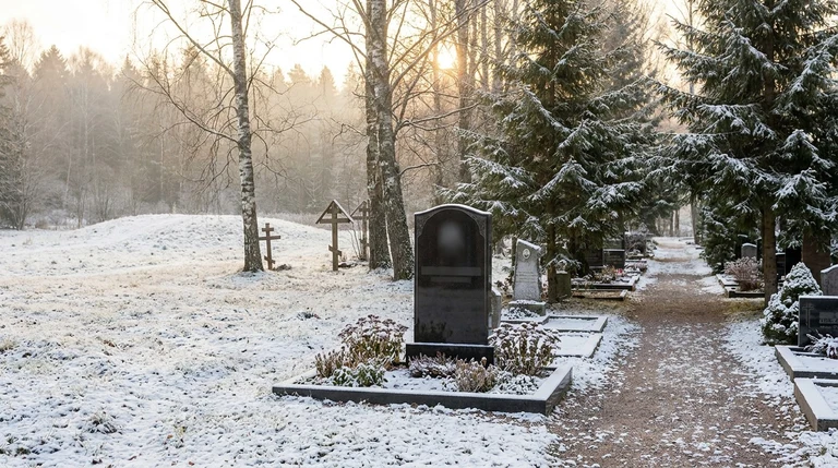 Гранитный памятник на кладбище №6 в Сургуте