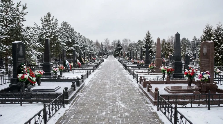 Гранитный памятник на ухоженном участке Лахтинского кладбища в Приморском районе Санкт-Петербурга
