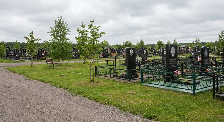 Памятники на кладбище ОМК в Ханты-Мансийске