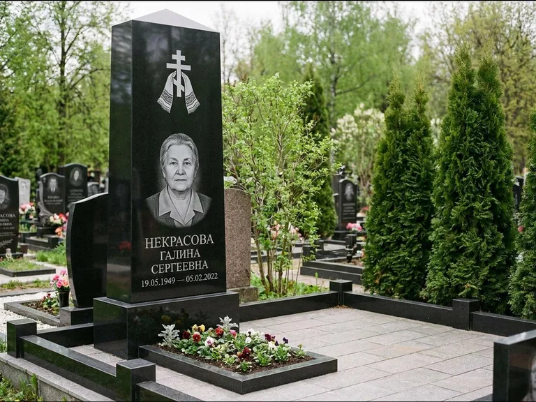 Памятник из чёрного гранита — стела-пилон с ажурным резным крестом, работа «Ерофеева» в Челябинске