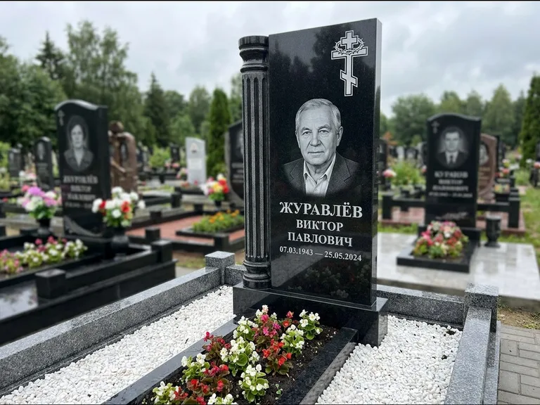 Памятник из чёрного гранита — семейный мемориал из двух стел с крестом с рушником, работа «Гущин» в Челябинске