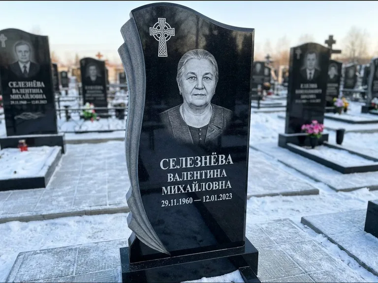Памятник из чёрного гранита — восьмигранный обелиск с кельтским крестом, работа «Некрасова» в Челябинске