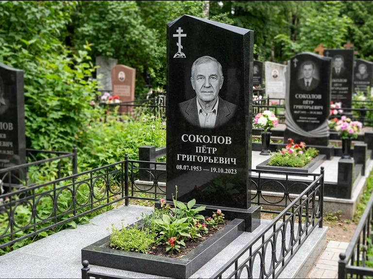 Памятник из чёрного гранита — полукруглая стела с крестом на Голгофе, работа «Журавлёв» в Челябинске