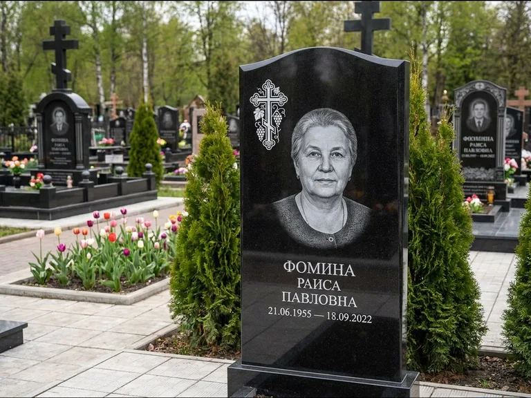 Памятник из чёрного гранита — двухцветная стела с крестом с распятием, работа «Одинцова» в Челябинске