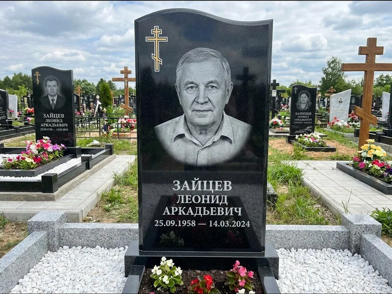Памятник из чёрного гранита — горизонтальная семейная стела с аркой с процветшим крестом с виноградной лозой, работа «Верещагин» в Челябинске