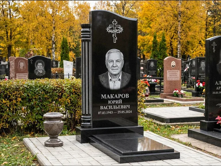 Памятник из чёрного гранита — асимметричная стела с крестом с рушником, работа «Панкратов» в Челябинске