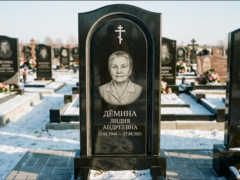 Памятник из чёрного гранита — стела-триптих с крестом с терновым венцом, работа «Ерофеева» в Челябинске