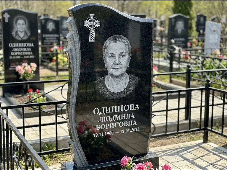 Памятник из чёрного гранита — стела с портретным овалом с кельтским крестом, работа «Савельева» в Челябинске