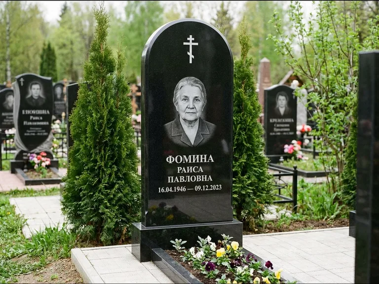Памятник из чёрного гранита — вертикальная стела с латинским крестом, работа «Некрасова» в Челябинске
