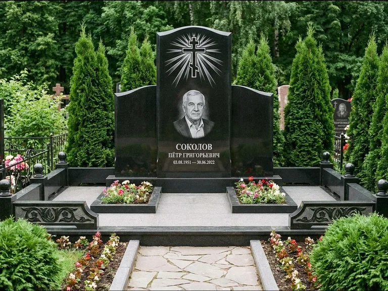 Памятник из чёрного гранита — низкая стела с крестом сбоку с золочёным крестом, работа «Верещагин» в Челябинске
