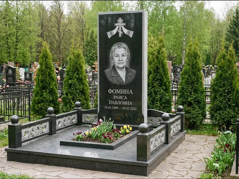 Памятник из чёрного гранита — семейный мемориал с ажурным резным крестом, работа «Мельникова» в Челябинске