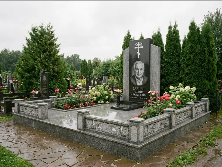 Памятник из чёрного гранита — стела с двумя портретами с крестом с рушником, работа «Богданов» в Челябинске