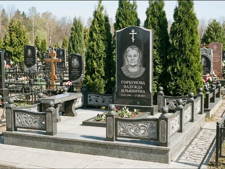 Памятник из чёрного гранита — стела с золочёным крестом с крестом с терновым венцом, работа «Селезнёва» в Челябинске