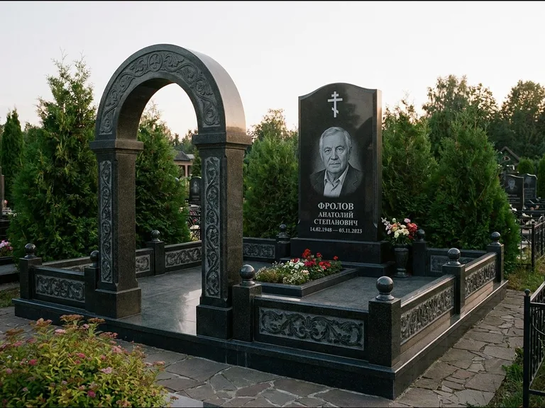 Памятник из чёрного гранита — высокая стела с процветшим крестом с православным восьмиконечным крестом, работа «Панкратов» в Челябинске