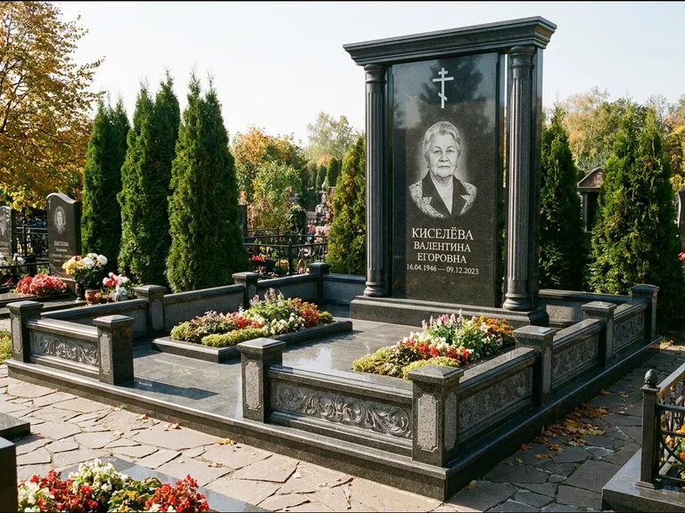 Памятник из чёрного гранита — стела с кельтским крестом с латинским крестом, работа «Ерофеева» в Челябинске