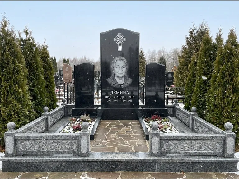 Памятник из чёрного гранита — стела с крестом и ветвью с кельтским крестом, работа «Лаврентьева» в Челябинске