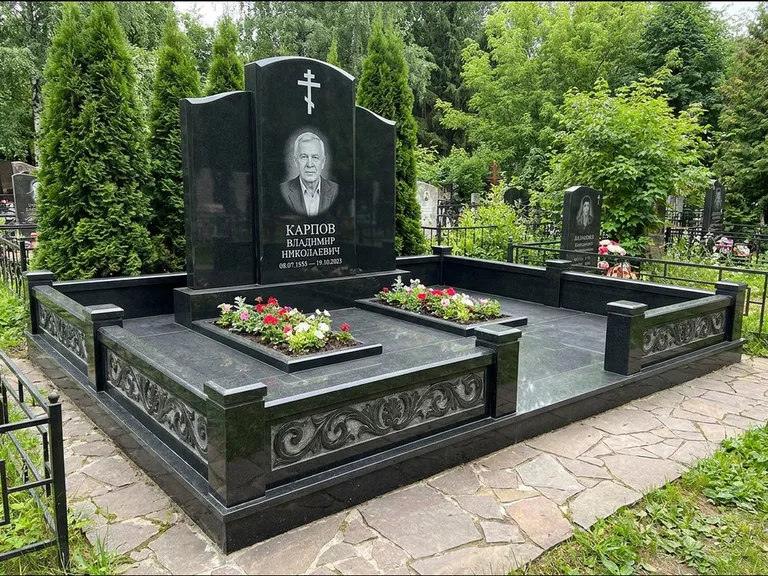 Памятник из чёрного гранита — двойная семейная стела с крестом на Голгофе, работа «Тихонов» в Челябинске
