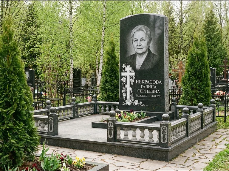 Памятник из чёрного гранита — стела с крестом и книгой с крестом с распятием, работа «Савельева» в Челябинске