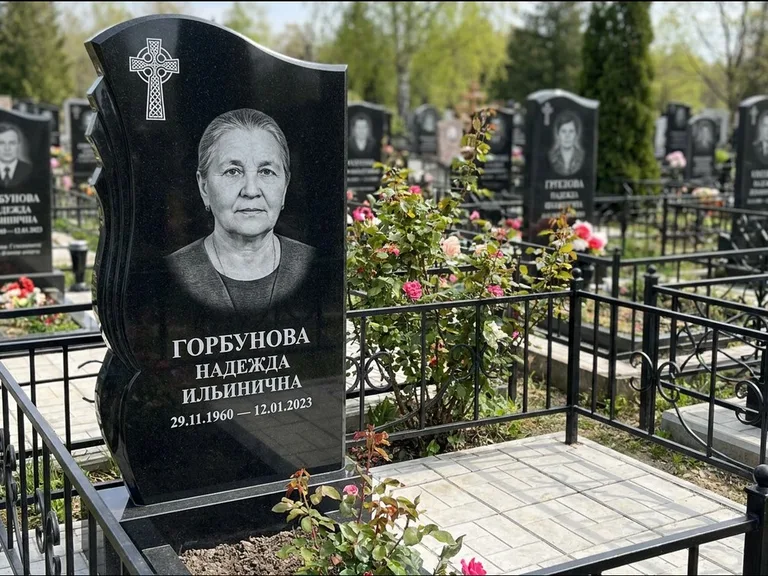 Памятник из чёрного гранита — высокий обелиск с кельтским крестом, работа «Одинцова» в Челябинске