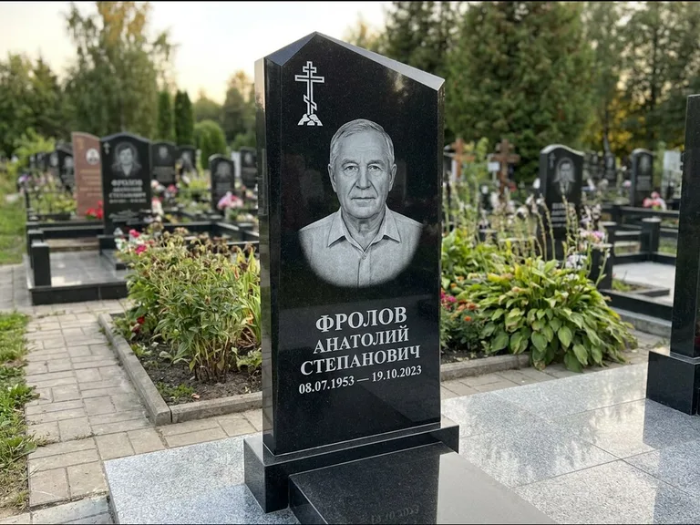Памятник из чёрного гранита — стела со столиком и скамьёй с крестом на Голгофе, работа «Верещагин» в Челябинске
