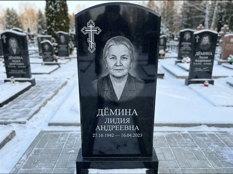 Памятник из чёрного гранита — стела домиком с крестом в лучах, работа «Селезнёва» в Челябинске