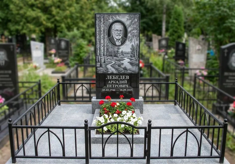 Памятник с гравировкой берёзовой рощи, портретом и надписью в Челябинске