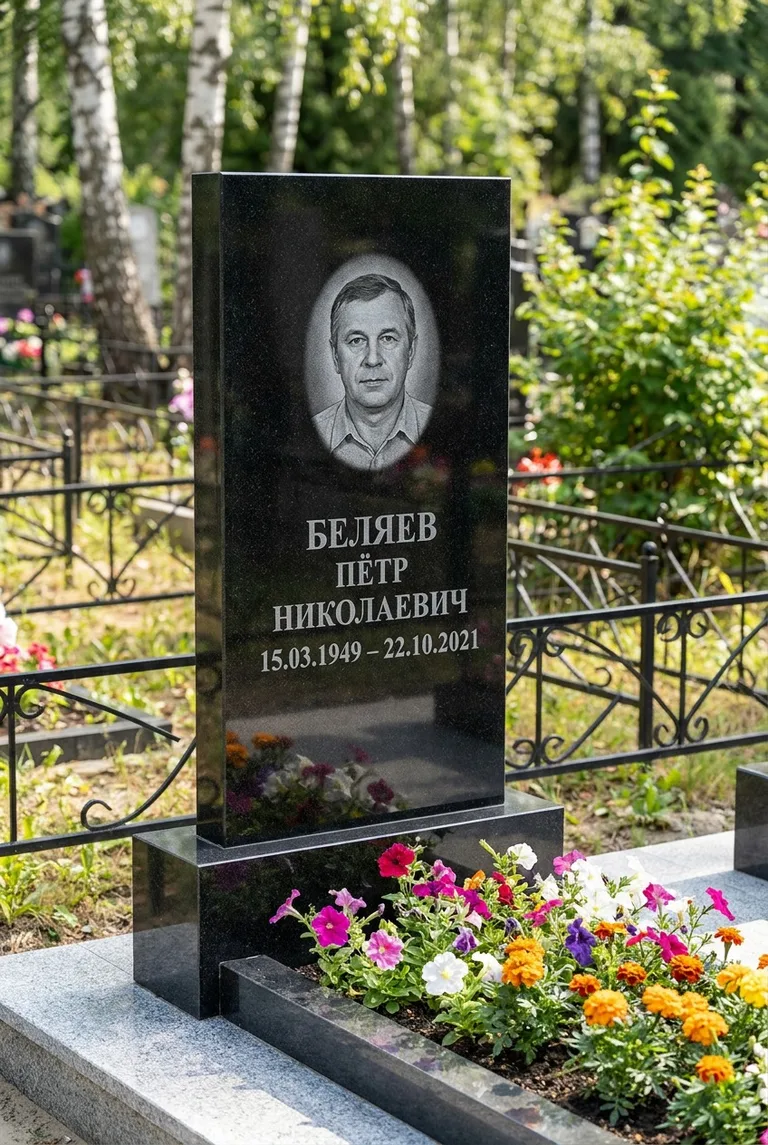 Вертикальный чёрный гранитный памятник под ключ с цветником в Челябинске