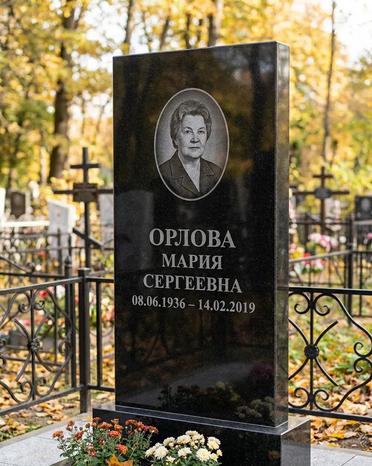 Вертикальный серый гранитный памятник под ключ, осень в Челябинске