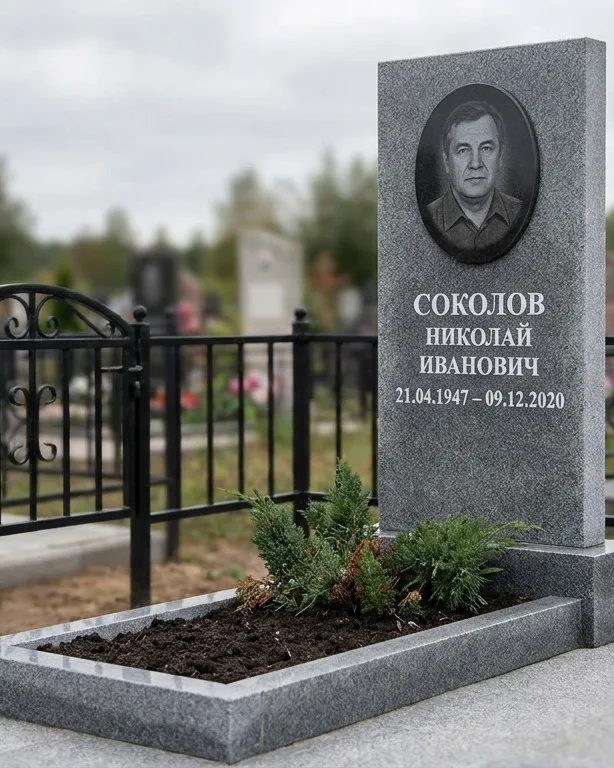 Чёрный памятник под ключ на гранитном цоколе в Челябинске