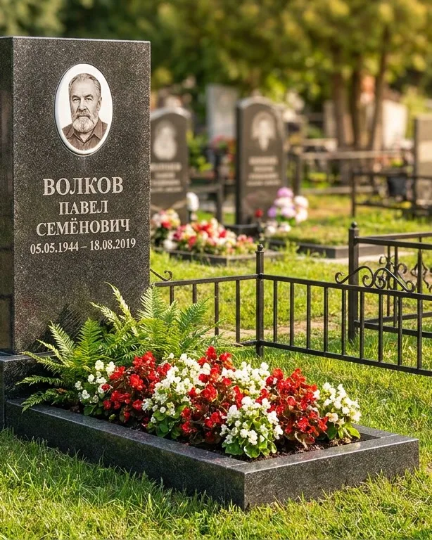 Тёмно-серый памятник под ключ с художественной гравировкой в Челябинске