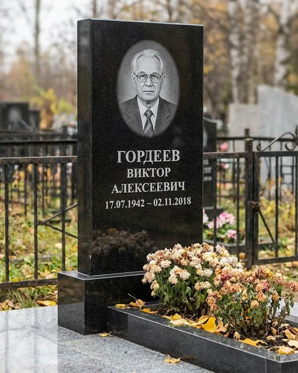 Памятник под ключ с гранитным цоколем и плиткой в Челябинске