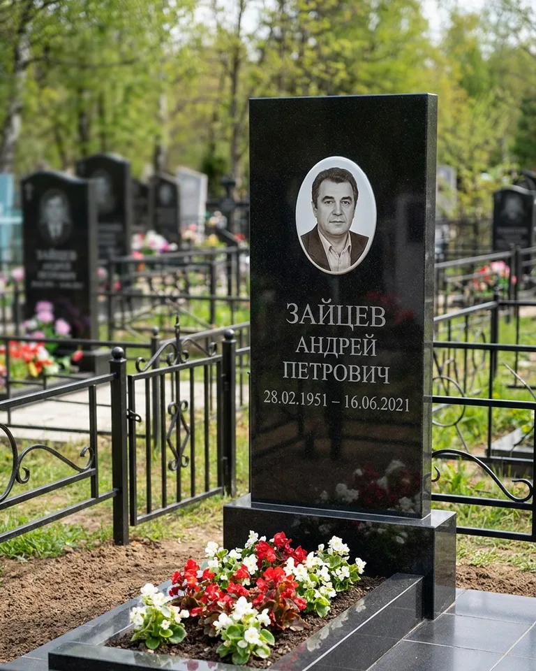 Памятник под ключ с гранитной вазой и цветами в Челябинске