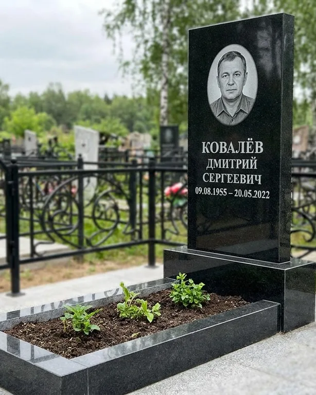 Горизонтальный серый памятник под ключ, осень в Челябинске