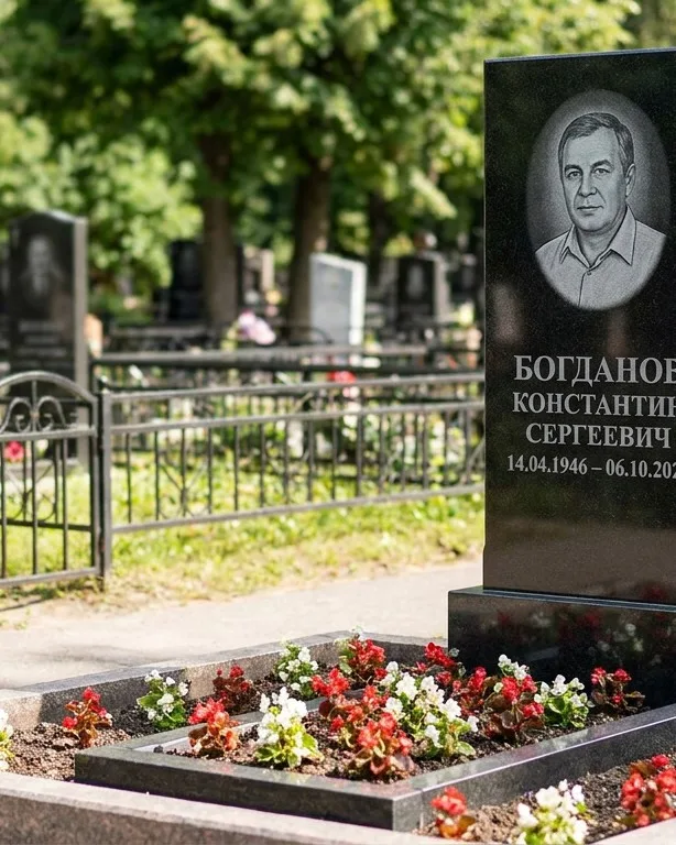 Низкий горизонтальный памятник под ключ с цветником в Челябинске