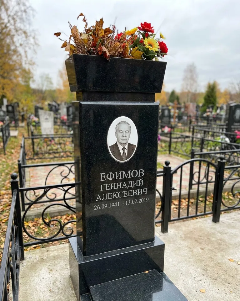 Двойной семейный памятник под ключ с портретами в Челябинске