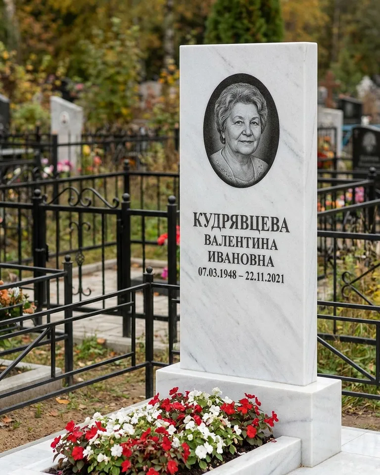 Двойной памятник под ключ с цоколем и плиткой в Челябинске