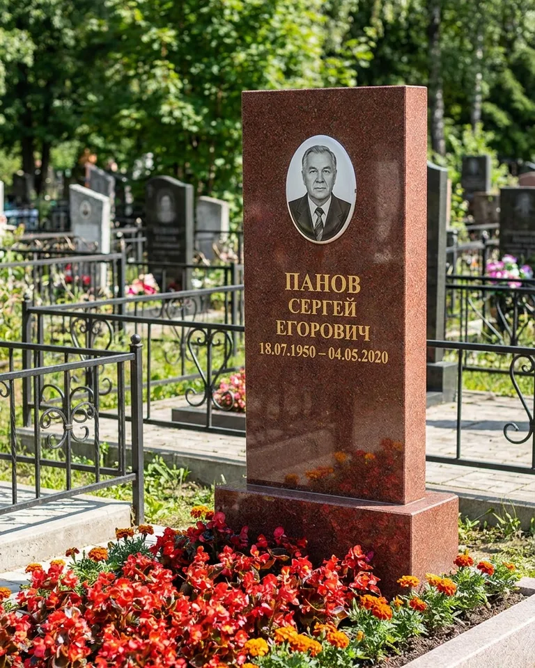 Двойной серый памятник под ключ с вазой в Челябинске